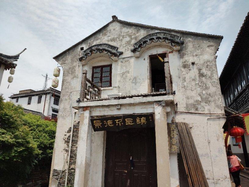 神秘古宅暗藏玄机，记者前去一探究竟，期间竟有意外发现